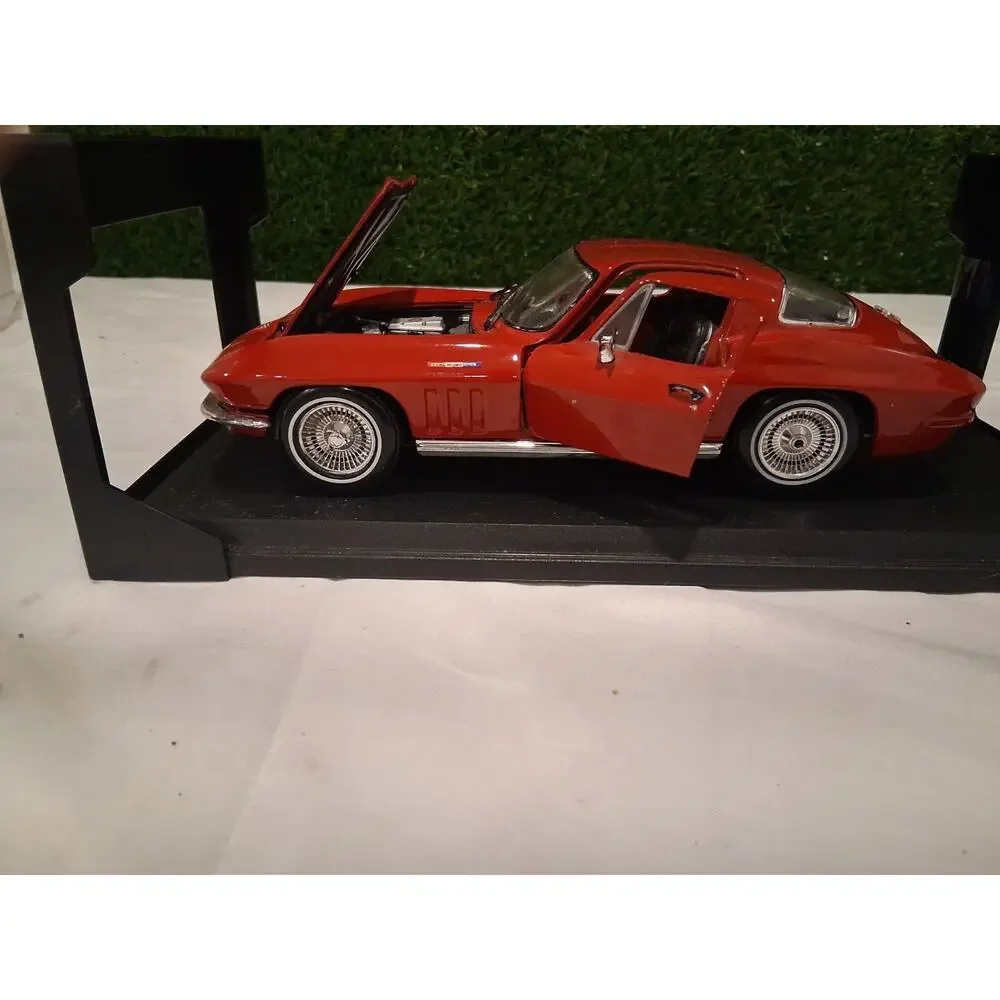 Maisto 1965 Chevrolet Corvette Sting Ray Coupe 1/18 Diecast Car Red With Base